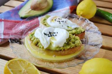 Sandwich with poached egg and avocado