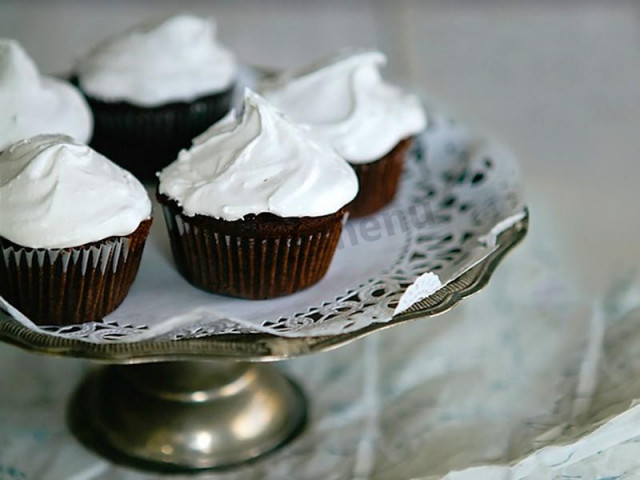 Cupcakes with chocolate filling inside and with cream