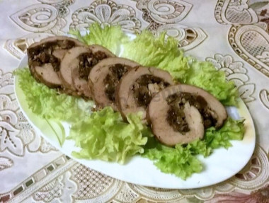 Turkey thigh roll with raisins and nuts