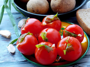 Instant pickled tomatoes