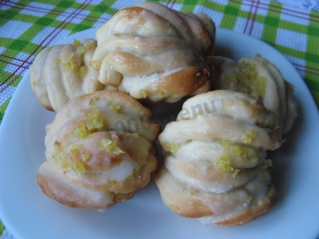 Buns with lemon and icing