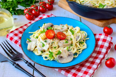 Spaghetti with mushrooms in cream sauce