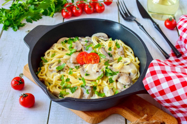 Spaghetti with mushrooms in cream sauce