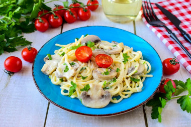 Spaghetti with mushrooms in cream sauce