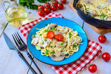 Spaghetti with mushrooms in cream sauce