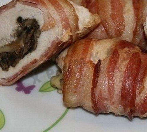 Chicken rolls with mushrooms, bacon and hard cheese