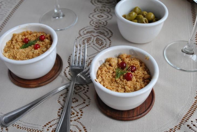 Crumble with fish with white sauce