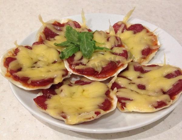 Pita bread mini pizzas