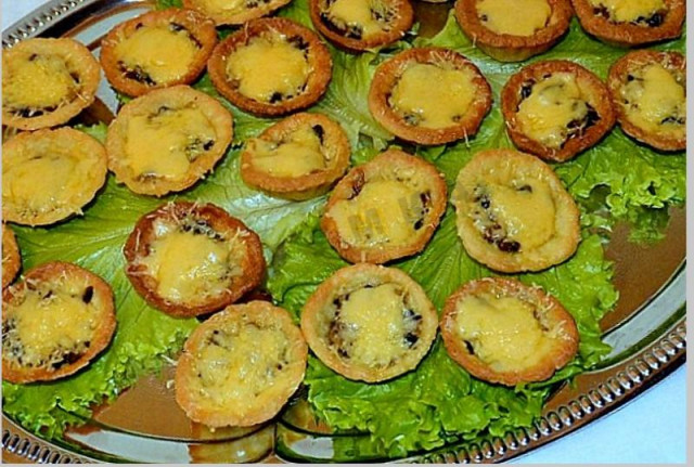 Cottage cheese tartlets with mushrooms and cheese