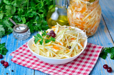 Quick sauerkraut crispy in a jar without vinegar