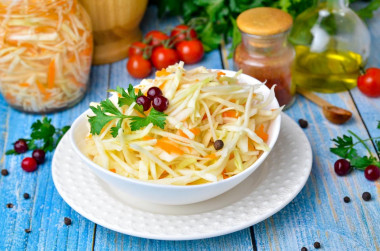 Quick sauerkraut crispy in a jar without vinegar