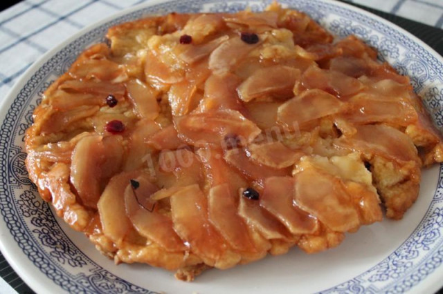 Tarte Tatin in butter with apples and cranberries