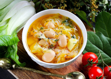 Cabbage soup in a slow cooker