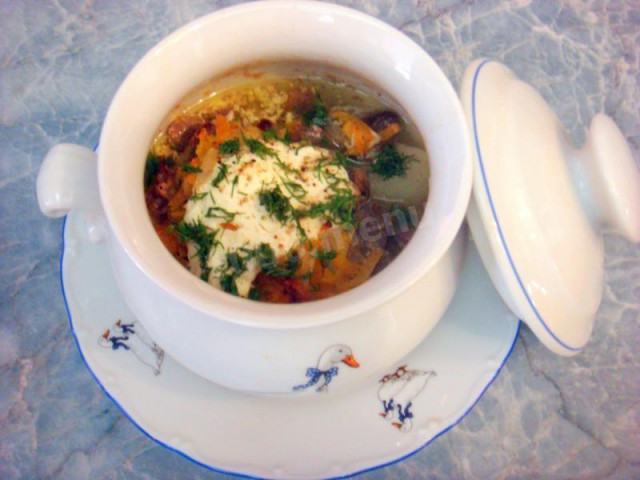 Chicken hearts with potatoes and sour cream in a pot