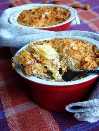 Potato and onion crumble