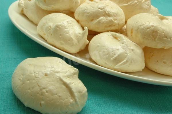 Meringue with coconut chips