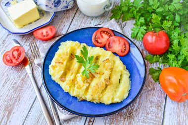 Mashed potatoes with fried onions and butter