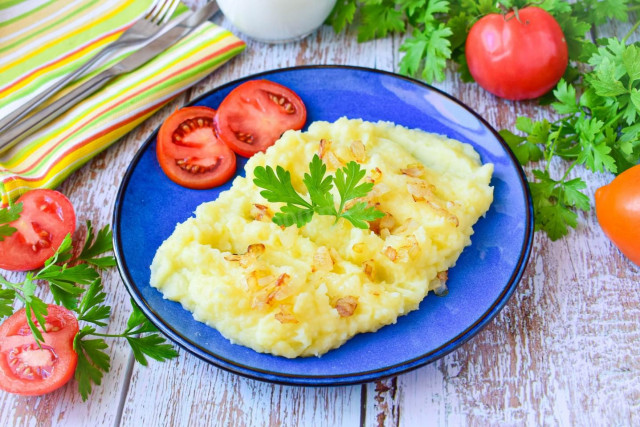 Mashed potatoes with fried onions and butter