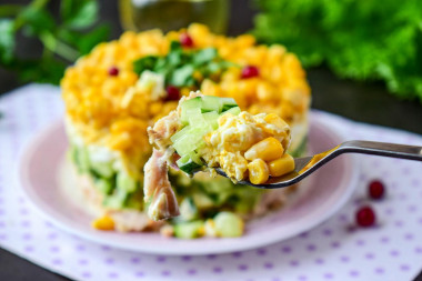 Salad with smoked breast, corn and egg