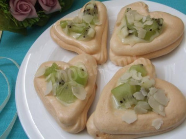 Meringues with condensed milk and kiwi