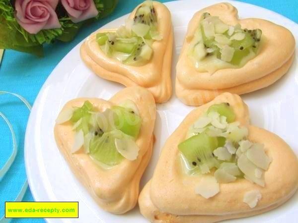 Meringues with condensed milk and kiwi