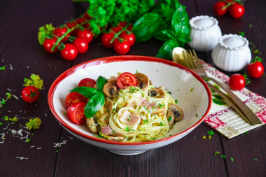 Pasta carbonara with mushrooms, bacon and cream