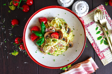 Pasta carbonara with mushrooms, bacon and cream