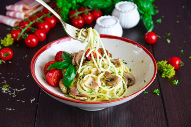 Pasta carbonara with mushrooms, bacon and cream