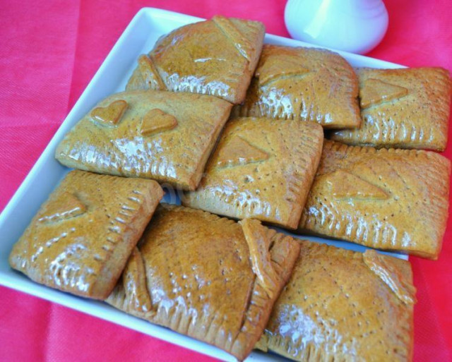 Tula gingerbread cookies with jam on honey and butter