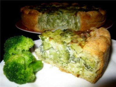 Ready-made dough pie with broccoli and chicken in yogurt