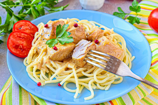 Spaghetti with chicken in cream sauce