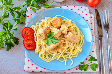 Spaghetti with chicken in cream sauce