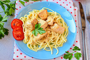 Spaghetti with chicken in cream sauce