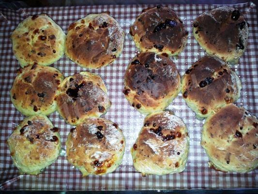 Yeast buns stuffed with dill and hard cheese