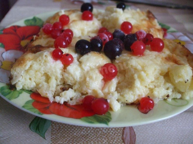 Cottage cheese casserole with semolina, bananas and condensed milk