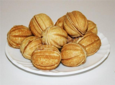 Homemade cookies Nuts on margarine with boiled condensed milk