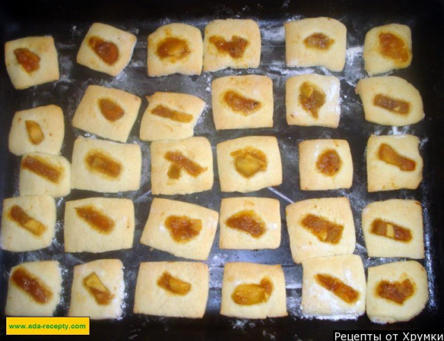 Shortbread cookies in butter with jam and cinnamon