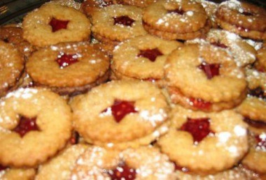 Shortbread cookies in butter with jam and cinnamon