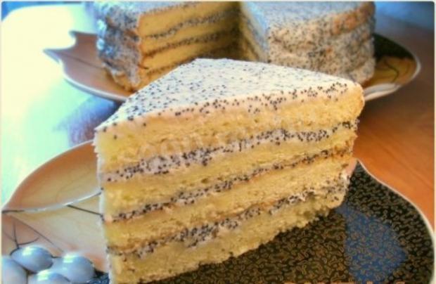 Cake with poppy seeds and sour cream