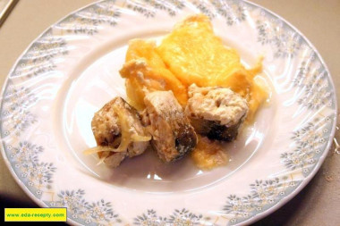 Hake baked with potatoes and cheese