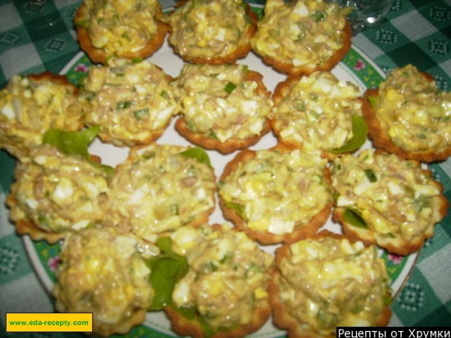 Tartlets with canned fish and cucumber salad