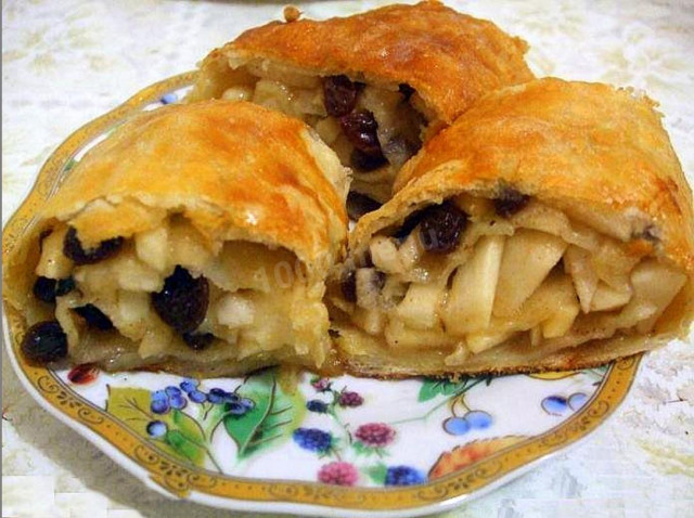 Apple layer cake with raisins and cinnamon