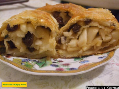 Apple layer cake with raisins and cinnamon