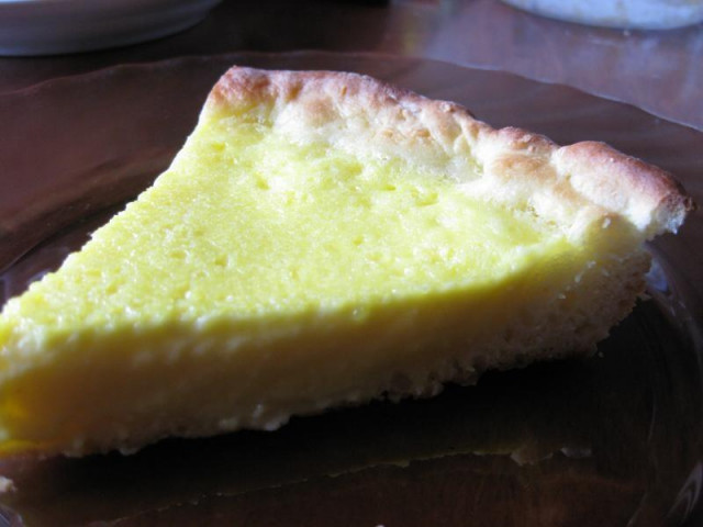 Sour cream pie with milk