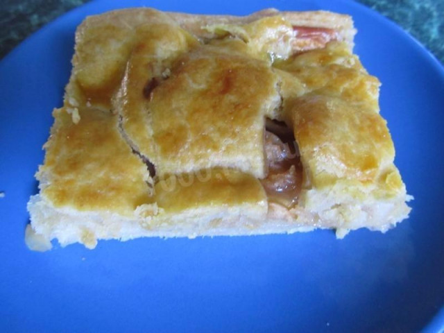 Puff pastry with apples on margarine