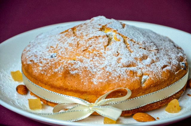 Cupcake stuffed with a mixture of dried fruits and almonds