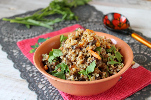 Buckwheat porridge with mushrooms and onions