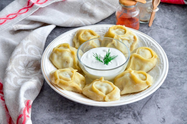 Manti in a steamed steamer