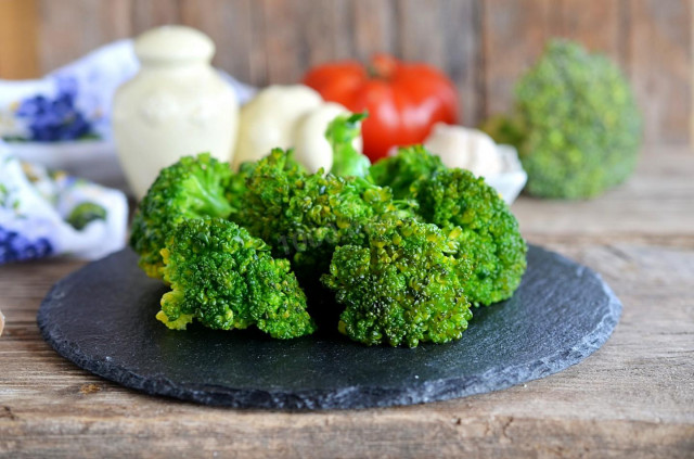 Broccoli in a slow cooker on a couple