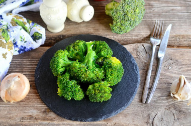 Broccoli in a slow cooker on a couple